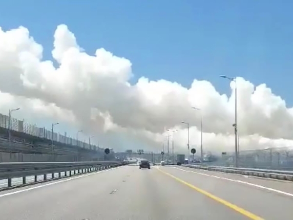 Над Крымским мостом поднимается дым, движение транспорта перекрыто: опубликовано видео (ВИДЕО)