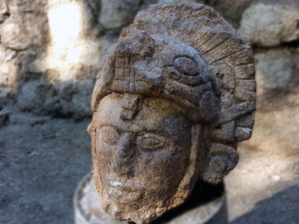 Археологи нашли странную статую воина-майя со змеем на голове
