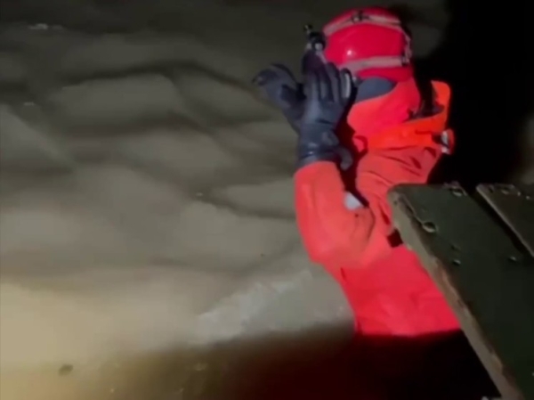Люди с крыш затопленных домов в Евпатории начали сигналить спасателям фонариками