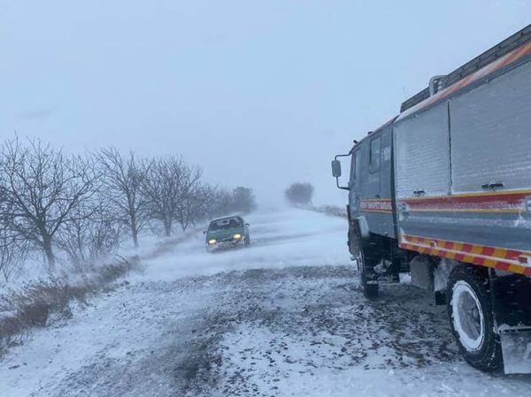 Люди замерзали насмерть в машинах: мощный ураган на Украине опустошил десять областей