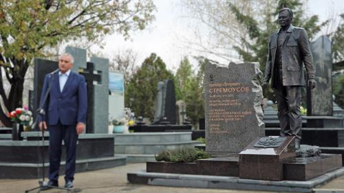Памятник Кириллу Стремоусову поставили поперек гроба