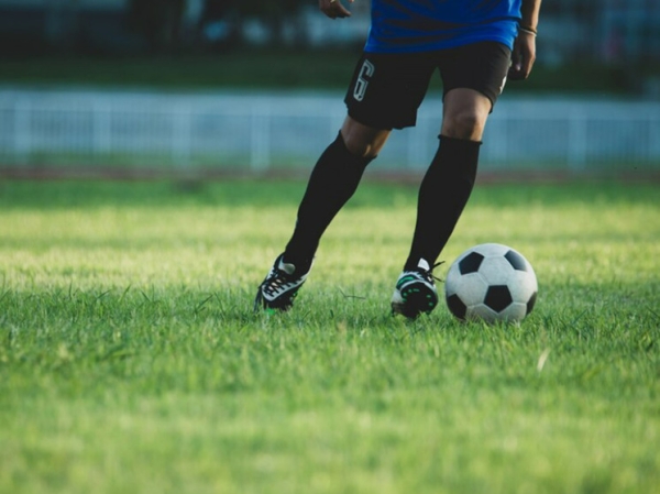 Ученые объяснили связь между регулярными занятиями футболом и развитием деменции