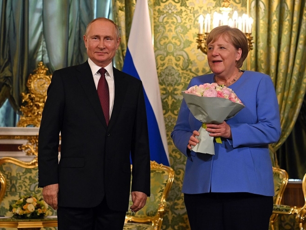 Bloomberg: Запад может отправить Меркель на переговоры с Путиным о прекращении СВО
