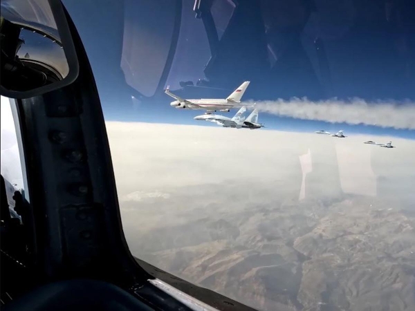 Минобороны показало видео сопровождения борта Путина четырьмя истребителями Су-35С (ВИДЕО)