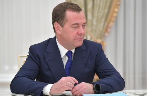 Медведев: Россия дает жесткий отпор неонацистам в Киеве и коллективному Западу