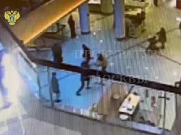 Охранники торгового центра устроили кровавую резню из-за сотрудницы аптеки