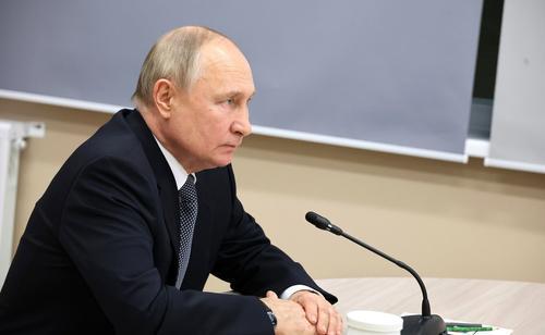 Путин назвал освобождение Марьинки успехом и поблагодарил за него военных