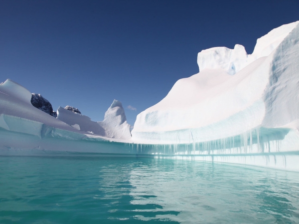 В три раза больше Нью-Йорка: ученые добрались до самого большого айсберга