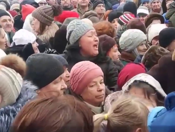«Плакали и кричали»: жители Курска устроили давку в очереди за бесплатными конфетами (ВИДЕО)