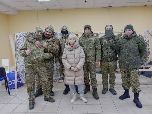 Бойцы встречают волонтеров из Кирова: Приехали родные «Ласточки», посылки пахнут домом
