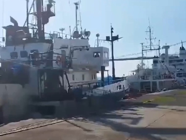 Российских моряков восемь месяцев держат в заложниках на корабле в Мозамбике вместе с украинцами (ВИДЕО)