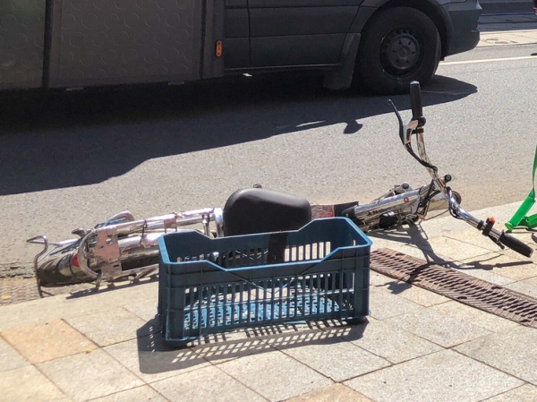Пассажир “Мерседеса” сбил дверью велокурьера и попал под уголовное преследование