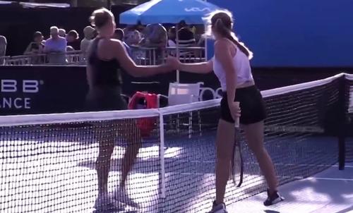Российская и украинская теннисистки пожали руки после матча в Австралии