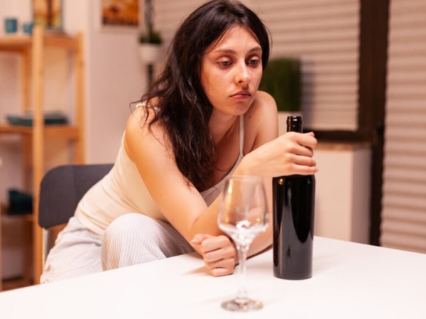 Рост женского алкоголизма объяснили рекламой напитков и стрессом