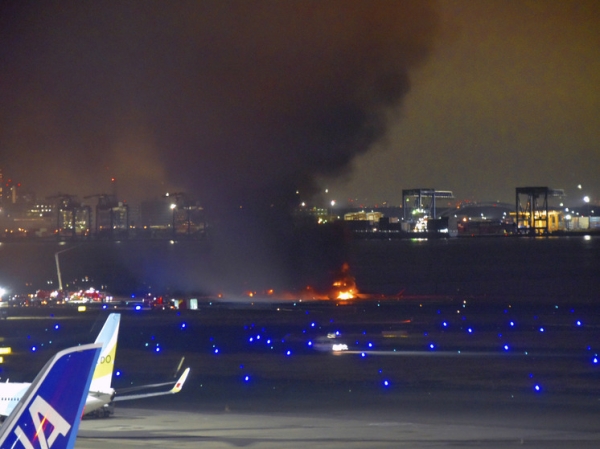 Самолет Japan Airlines загорелся после столкновения в аэропорту Токио: есть жертвы