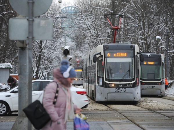 Трамвай - помеха слева: автолюбителям объяснили, как не получить новый штраф