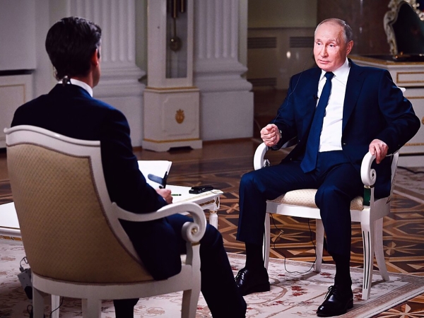 «Володя, что ты делаешь?»: Путин рассказал Карлсону о беседе с Зеленским