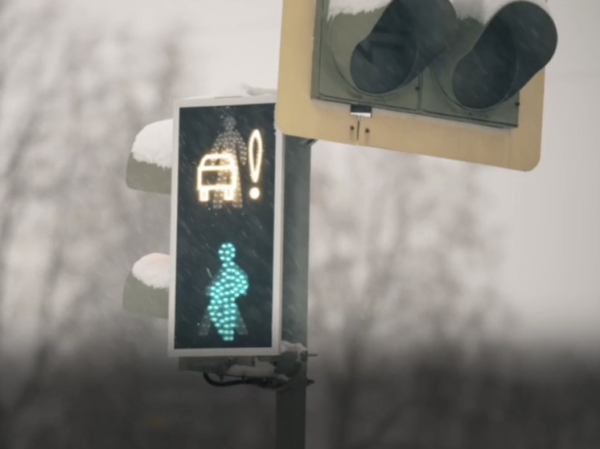 Для пешеходов придумали новый светофор: предупреждает об автомобиле на повороте