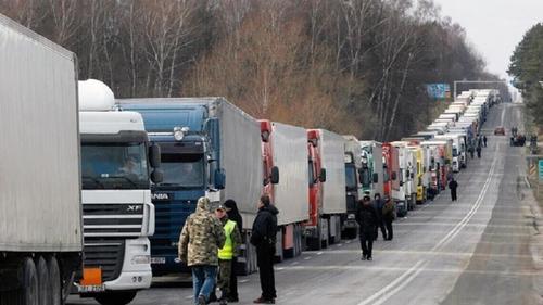 Фермеры Польши в знак протеста высыпали на границе зерно из украинских фур