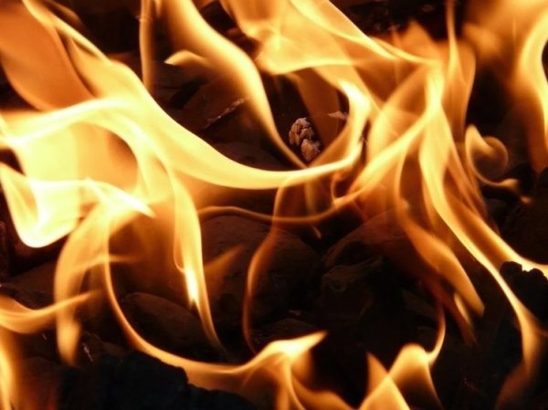 Крупный пожар бушует на рыбоперерабатывающем заводе в Мурманске