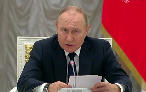 Путин в Туле заехал в гости к местному медику и попил чаю с его семьей