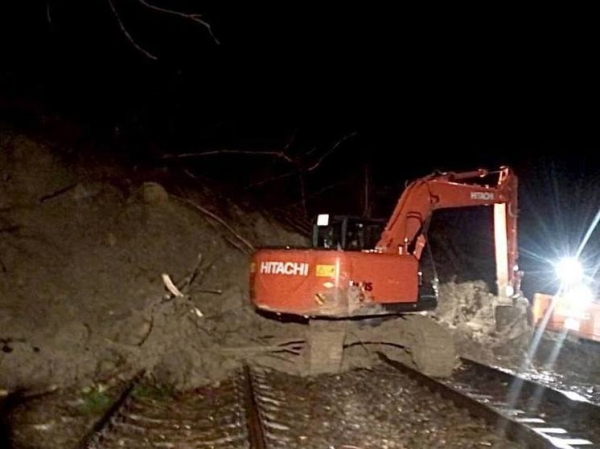 Тонны грязи смыли железнодорожные пути в Сочи: движение поездов прервано