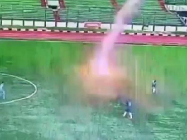 В футболиста ударила молния во время матча: он погиб
