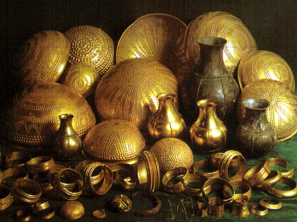 В золотом кладе возрастом 3000 лет найдены украшения из металлов неземного происхождения