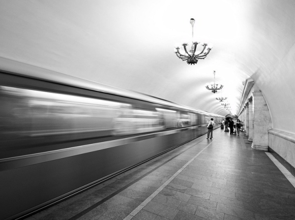 Журналист Карлсон назвал восхитившую его станцию метро в Москве