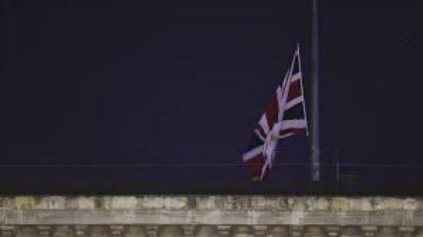 Британцы напуганы спущеным флагом над Букингемским дворцом (ФОТО)
