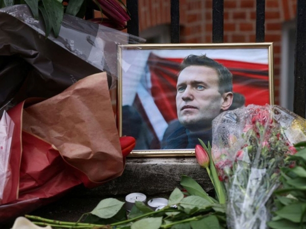 В Москве проходят похороны Алексея Навального. В Кремле напомнили об ответственности за участие в «сборищах» (ФОТО, ВИДЕО)