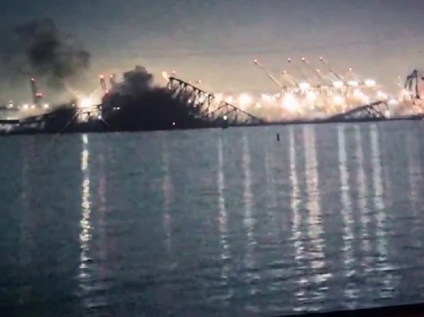 Сингапурский корабль эпически снёс  мост в США: жертвы очутились в воде