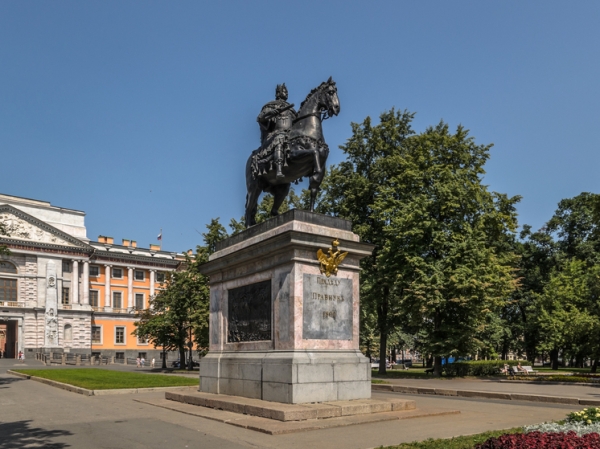 Памятник Петру I в Петербурге пришлось огородить из-за трущих его "на удачу" людей